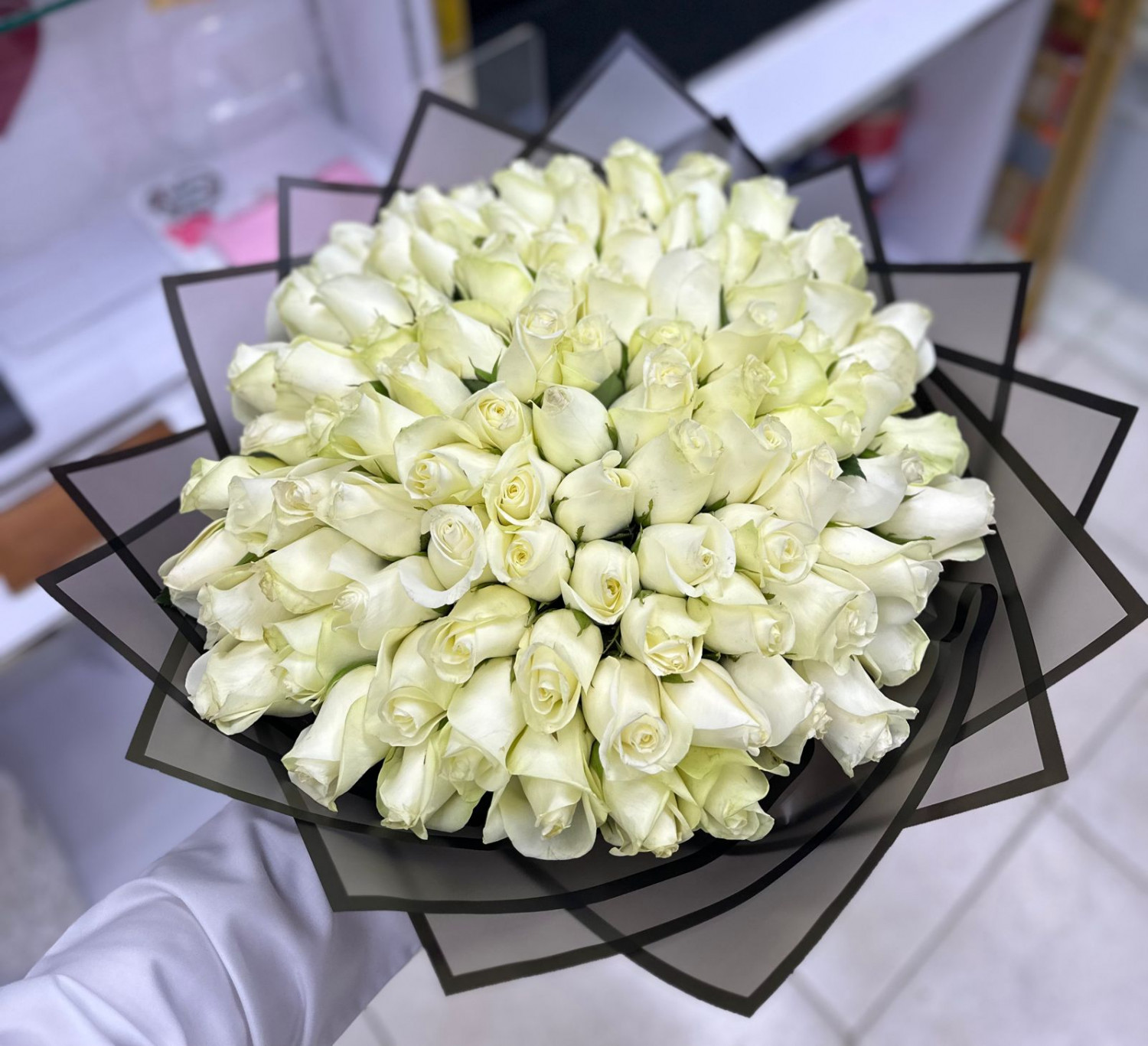 100 White Roses Bouquet